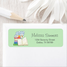 Cute Cat ovanpå en Bok-stapel på Grönt Returadress Etikett