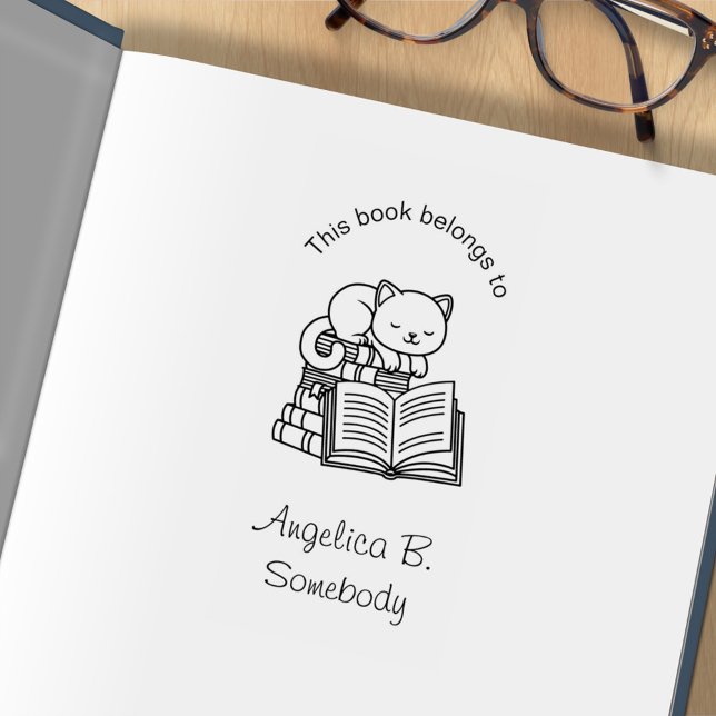 Cute Cat ovanpå Stack of Bokar - bokplatta Stämpel (Skapare uppladdad)