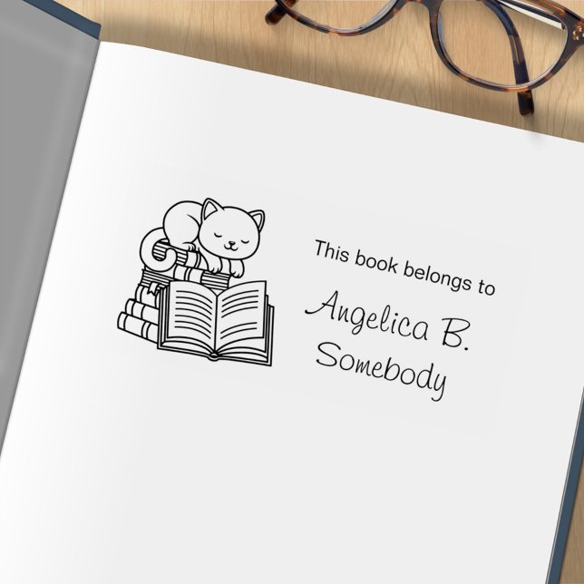 Cute Cat ovanpå Stack of Bokar - bokplatta Stämpel (Skapare uppladdad)