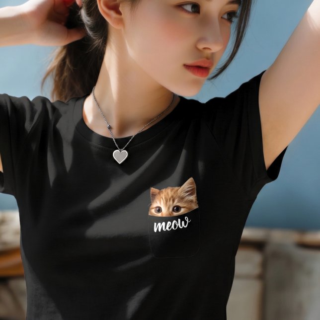Cute Cat Peeking from Pocket Minimalist Black T Shirt (Skapare uppladdad)