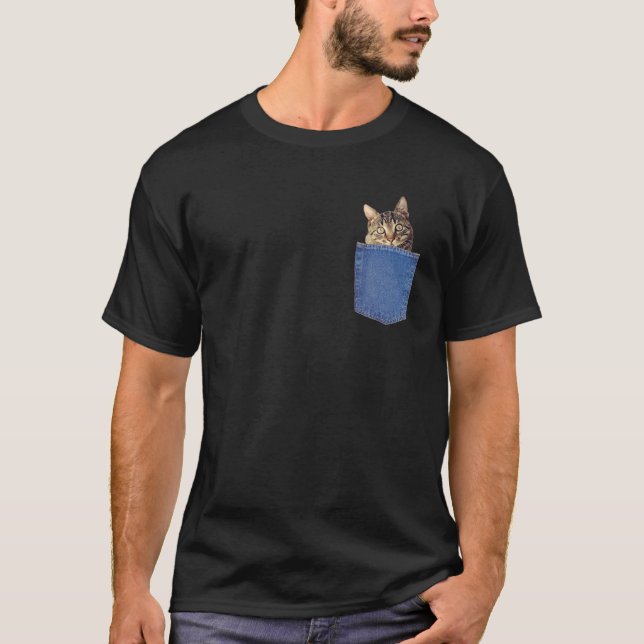 Cute Cat peeking in Pocket T Shirt (Framsida)