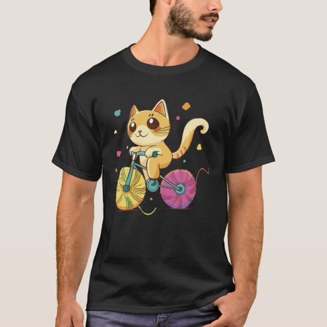 Cute cat rider en cykel med bollar som sin tur t shirt (Framsida)
