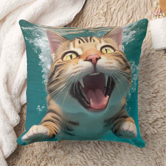 Cute Cat Swimming Diving Underwater i Bassäng Funn Kudde (Filt)