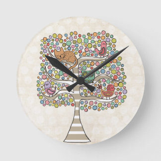 Cute Cat Uggla & Birds Sittin i en illustration av Rund Klocka