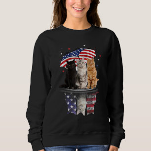 Cute Cats under amerikansk paraply on Rainy Indepe T Shirt