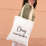 Cute Chaos-samordnare Tygkasse<br><div class="desc">Behållans lugn och koordinera kaos med vår Roligt Chaos Coordinator Bröllopsfixaren Tote Bag. En svart och vit snyggt för bröllopsfixararna,  det tillför en liten roligt till piskvinden. Med lekfull kalligrafi är det både praktiskt och en keepé.</div>