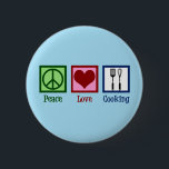 Cute Chef Peace Kärlek Cooking Utensils Knapp<br><div class="desc">Peace Kärlek Cooking. En söt kockgåva till en matlagare med fredstecken, hjärta och matlagningsredskap som en spatula och en visk.</div>
