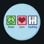 Cute Chef Peace Kärlek Cooking Utensils Magnet<br><div class="desc">Peace Kärlek Cooking. En söt kockgåva till en matlagare med fredstecken,  hjärta och matlagningsredskap som en spatula och en visk.</div>
