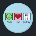 Cute Chef Peace Kärlek Cooking Utensils Magnet<br><div class="desc">Peace Kärlek Cooking. En söt kockgåva till en matlagare med fredstecken,  hjärta och matlagningsredskap som en spatula och en visk.</div>