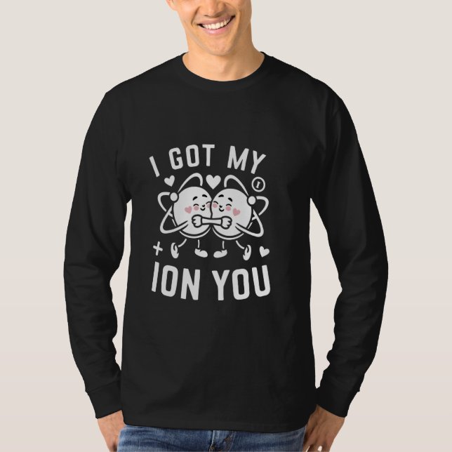 Cute Chemistry Atoms Har Min Ion You Valentines da T Shirt (Framsida)