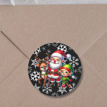 Cute Chibi Santa, Elf och Reindeer jul Runt Klistermärke<br><div class="desc">Kyla julklistermärken med tomten,  Elf och Reindeer ina chibi 3D stil. Snöflammans bakgrund.</div>