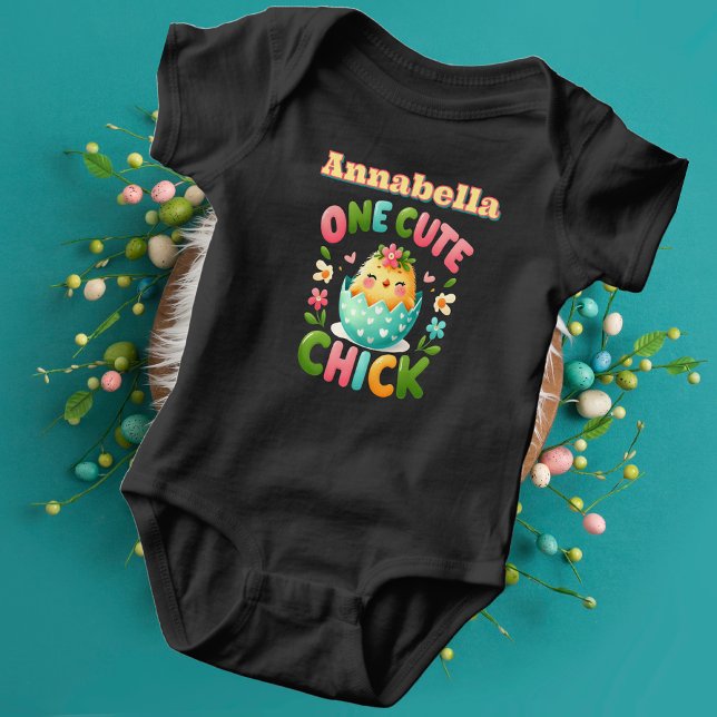 Cute-Chick i ägg, omgiven av blommor, Anpassningsb T Shirt (One Cute Chick Baby Bird with Hearts and Petals Baby Bodysuit in Black)