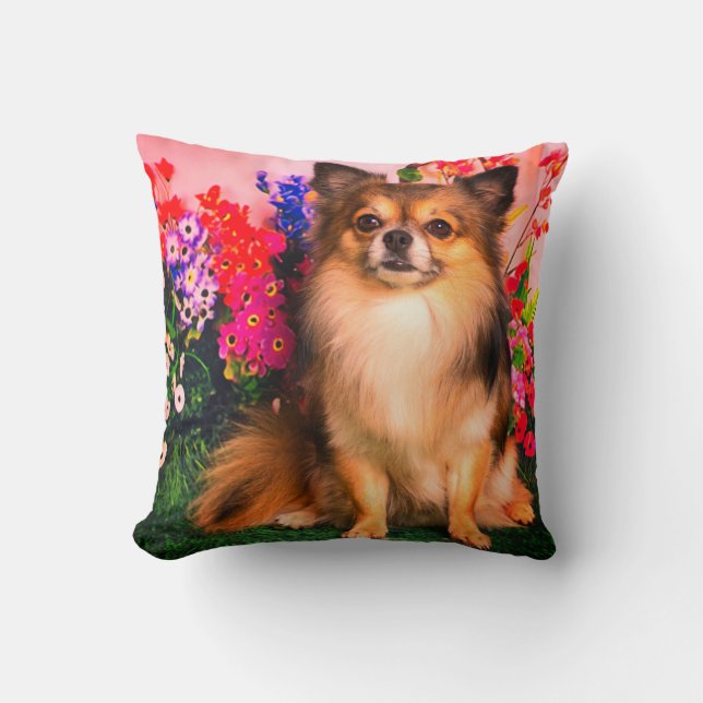 Cute Chihuahua Amid Vår blommor Kudde (Framsida)