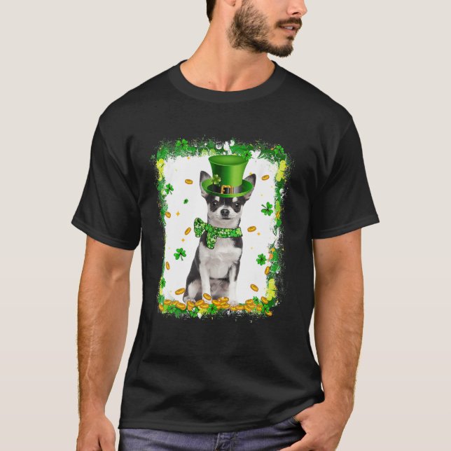 Cute Chihuahua Dog St Patricks Day Irish Shamrock T Shirt (Framsida)