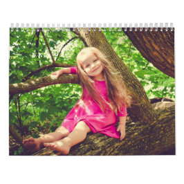 Cute Children prospekterar naturen utomhus Kalender