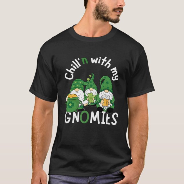 Cute Chill n With My Gnomies  St Patricks day hand T Shirt (Framsida)