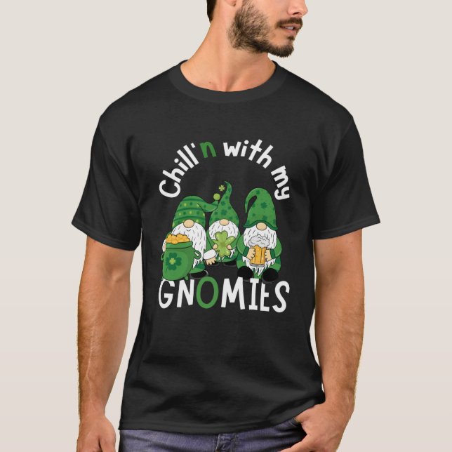 Cute Chill n With My Gnomies  St Patricks day hand T Shirt (Framsida)