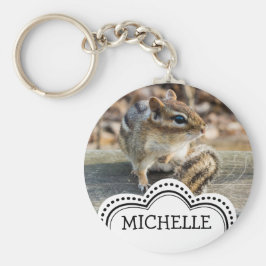 Cute Chipmunk Sitta på träjärnvägen i skogen Nyckelring