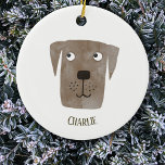 Cute Chocolate Labrador Retriever Personlig, Hund Julgransprydnad Keramik<br><div class="desc">Ta lite helgdag till träd med den här personligen Chocolate Labrador Retriever-designen, med originalkonst av Nic Squirrell. Med en roligt vattenfärgsmålning av en söt och lovvärd hund är det här ett perfekt sätt att visa kärlek för din hårig vän. Den passar in i namn efter ditt val och ger en...</div>