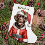 Cute Chocolate Labrador Retriever Puppy Santa Hund Liten Julstrumpa<br><div class="desc">Tittar för den bästa presenten för din bästa Labrador kolla in våra labrador Retriever-julstrumpor, det perfekt helgdag tillbehör till alla hund älskare! Välj bland mönster med svart, gult eller chokladlabb. Festiv design av de vackra labb i Santa hundar som är klädda i deras egna tomter, elegant fireplace-scendesign är en mysigt...</div>