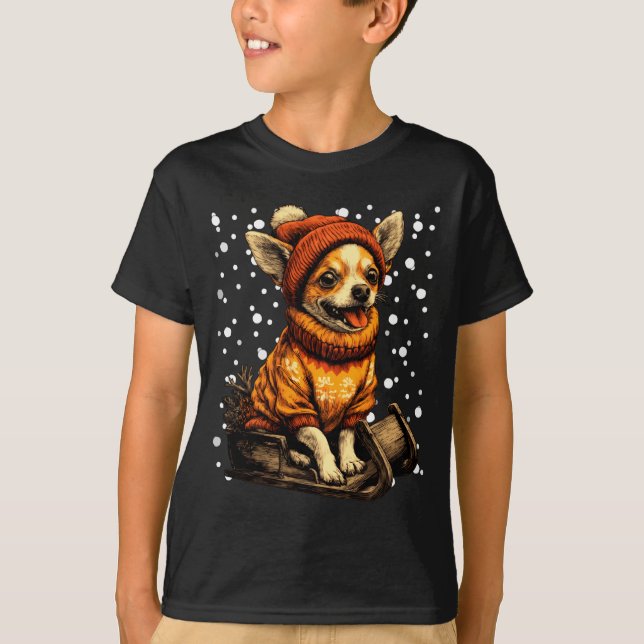 Cute Christmas Chihuahua Sledding In Snow Funny Wi T Shirt (Framsida)