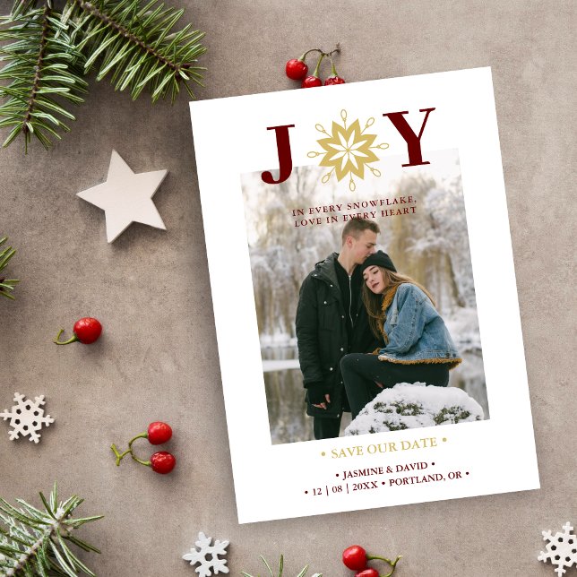 Cute Christmas Joy Snowflake Red & Fake Gold Photo Spara Datumet (Cute Christmas Joy Snowflake in Red and Gold Photo Holiday Card as a Wedding Save the Date Card.)