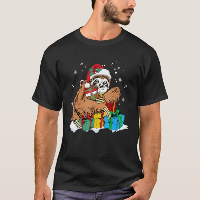 Cute Christmas Sloth and Santa Claus Hat T Shirt (Framsida)