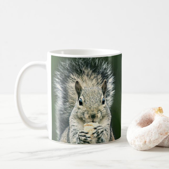 Cute Close Up a Squirrel Snacking Wildlife Art Kaffemugg (Med munk)
