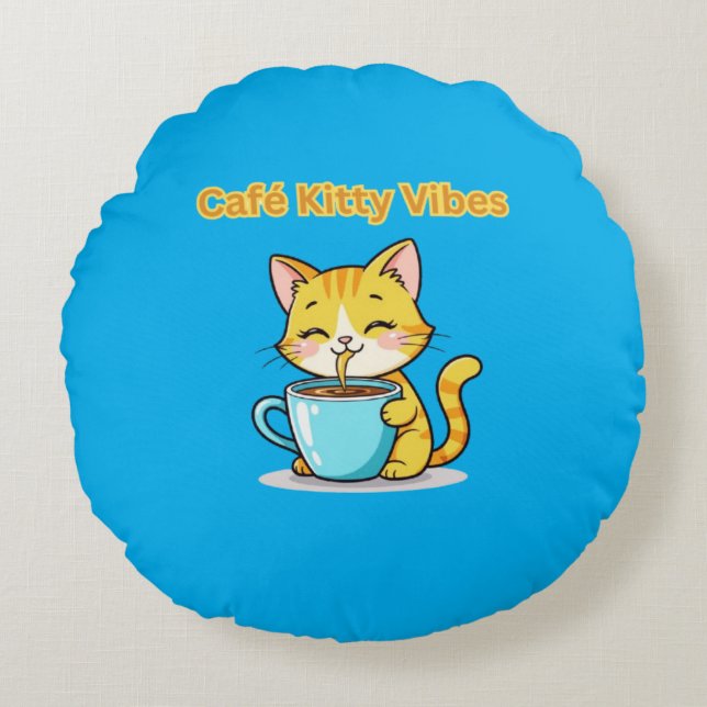 **Cute Coffee Cat – Adorable Cat Drinking Coffee I Rund Kudde (Framsidan)