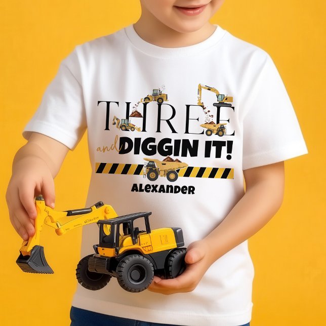 Cute Construction Lastbil 3:e födelsedagen Småbarn T Shirt (Cute THREE and Diggin It dump trucks digger loader construction theme toddler boy 3rd birthday shirt)