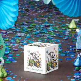 Cute Cow on Tractor Boy Birthday Party Presentaskar