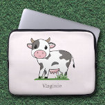 Cute Cow Rosa Laptop sleeve<br><div class="desc">En lustig Rosa Laptop sleeve för din dator med en söt ko på gräs och ett anpassade förnamn. Det kan vara en underbar gåva till en jordbrukare, en veterinär eller ett älskare av Kawaiidjur! Lägg till namn från din vän och erbjuda det!</div>