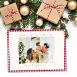 Cute Cranberry Red Play Anpassningsbar Photo jul Julkort<br><div class="desc">Cute Cranberry Red Gingham Play Anpassningsbar Photo Julkort Helgdag Card</div>