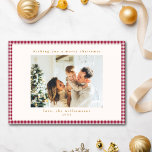 Cute Cranberry Red Play Anpassningsbar Photo jul Julkort<br><div class="desc">Cute Cranberry Red Gingham Play Anpassningsbar Photo Julkort Helgdag Card</div>