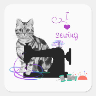 Cute Crawing Cat med Sewing Maskin och Ribbon Fyrkantigt Klistermärke