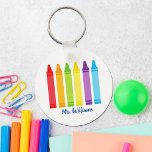 Cute Crayon Elementary School Teacher Personlig Nyckelring<br><div class="desc">En vacker lärarvecka eller en julklapp till ge för en förskola till grundskoleläraren. Anpassningsbar gjord med namn under kritor söta regnbåge. En bra nyckelkedja för en förskolelärare.</div>