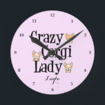 Cute Crazy Corgi Dam Personlig Rosa Rund Klocka<br><div class="desc">Den här söta rosan Pembroke Welsh Corgi-klockan har söt corgi-valpar för en Crazy Corgi Dam. Anpassa den med en namn för en bra Corgi-ägargåva.</div>