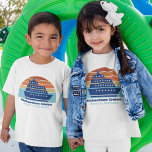 Cute Cruise Frakt Family Resa Sunset Personlig T Shirt<br><div class="desc">Coola anpassningsbar kryssar frakt småbarn t-shirts för familjeåterförening eller påsklov resa för Bermuda,  Bahamas eller Karibien. Anpassa dessa söta solskyddsmedel med din familj namn och destination eller år.</div>