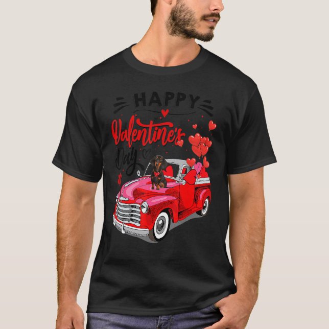 Cute Dachshund Dog Red Truck Happy Valentine's Day T Shirt (Framsida)