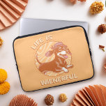 Cute Dachshund "Life is Wienerful" Retro Färg Laptop Fodral<br><div class="desc">Skydda din bärbara dator i stil med den här Cute Dachshund 'Life is Wienerful' Laptop sleeve. Den här roligten och den snabba designen har en snygg, komplett och söt fedoratahatt som perfekt fångar kärnan av retro charm. Det mumlade färg av terracotta och orange ge känner en vintage, skapar det ett...</div>