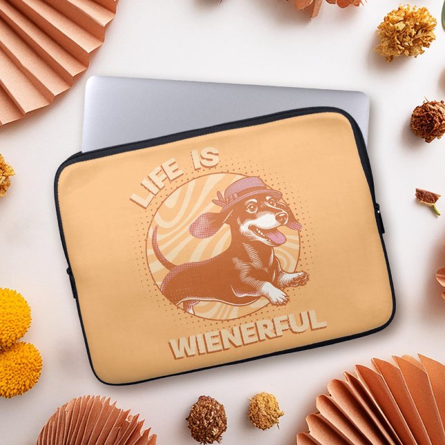 Cute Dachshund "Life is Wienerful" Retro Färg Laptop Fodral (This fun and quirky design features an adorable dachshund, complete with a cute fedora hat!)