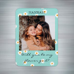 Cute Daisys Photo Flower Girl Frieri Magnet<br><div class="desc">Cute boho daisys personlig-blomma-flicka frieri magnet i en bohemisk aki färg med en redigerbar namn och text. Gör bröllop extra speciell med ett alternativ "kommer du att bli min brud?" frieri dig för dina flickvänner.</div>