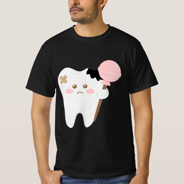 Cute decayed tooth cartoon holding lollipop funny  t shirt (Framsida)
