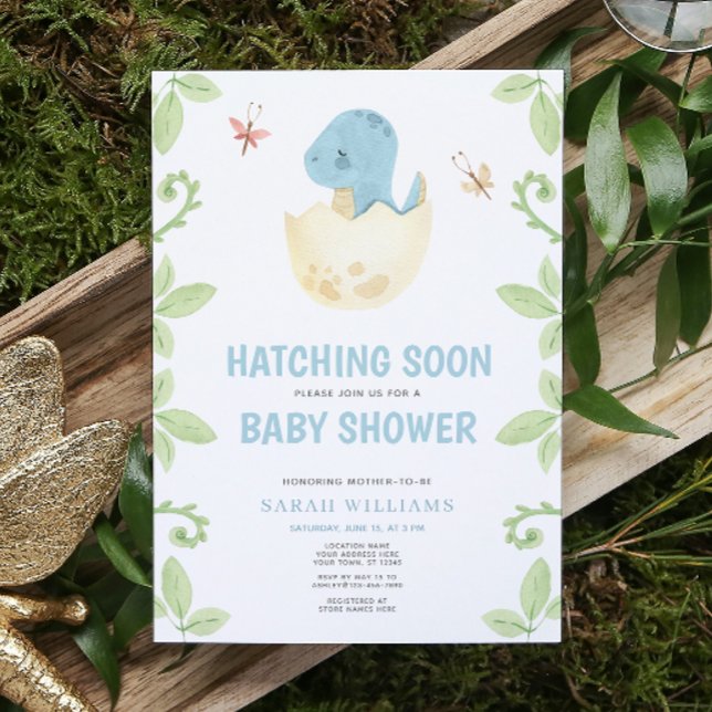 Cute Dinosaur Hatching Soon Blue Boy Shower Inbjudningar (Get ready for a Jurassic celebration with our adorable dinosaur baby shower invitations! 🦕)