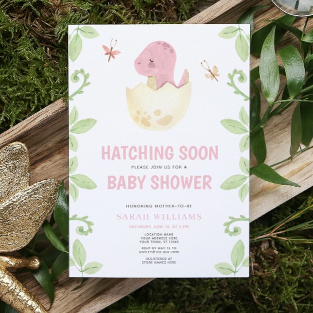 Cute Dinosaur Hatching Soon Rosa Girl Baby Shower Inbjudningar (Get ready for a Jurassic celebration with our adorable dinosaur baby shower invitations! 🦕)
