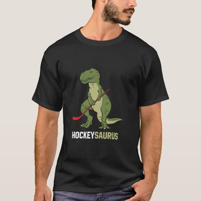 Cute Dinosaur Ice Hockey Dinosaur Hockeysaurus T Shirt (Framsida)