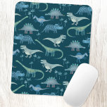 Cute Dinosaurs Mörk grönt Mönster Musmatta<br><div class="desc">Många vita dinosaurier,  Tyrannosaurus rex,  Spinosaurus,  Stegosaurus,  Diplodocus och Triceratops. Eek! Originalkonst av Nic Squirrell.</div>