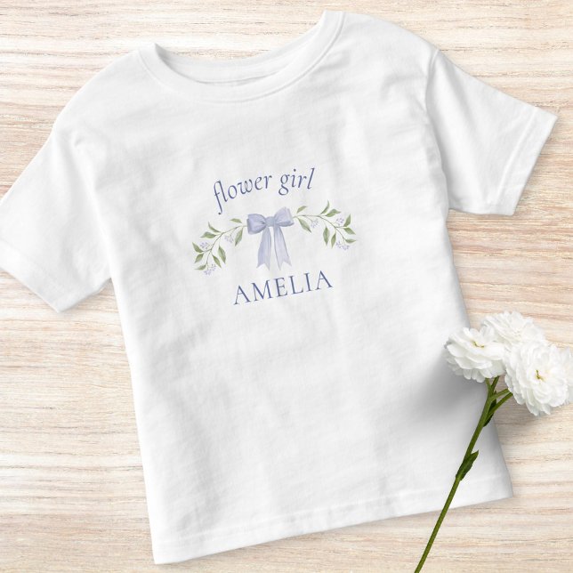 Cute Dusty Blue Bow & Blommigt Namn Flower Girl T Shirt (Skapare uppladdad)