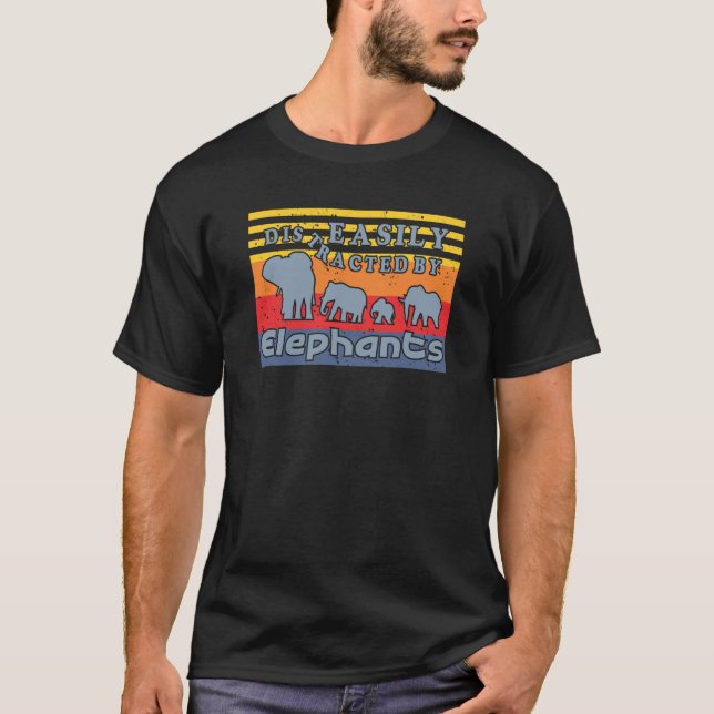 Cute Easily Distracted By Elephants Wild Jungle An T Shirt (Framsida)