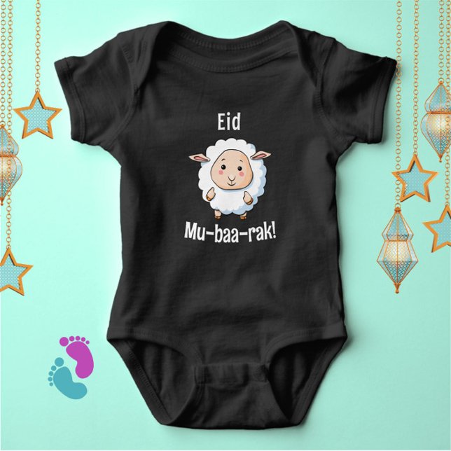 Cute ’Eid Mubarak’ Sheep Funny Baby Bodykostym T Shirt (Celebrate the joy of Eid with this cute "Eid Mu-baa-rak!" cartoon sheep baby bodysuit!)